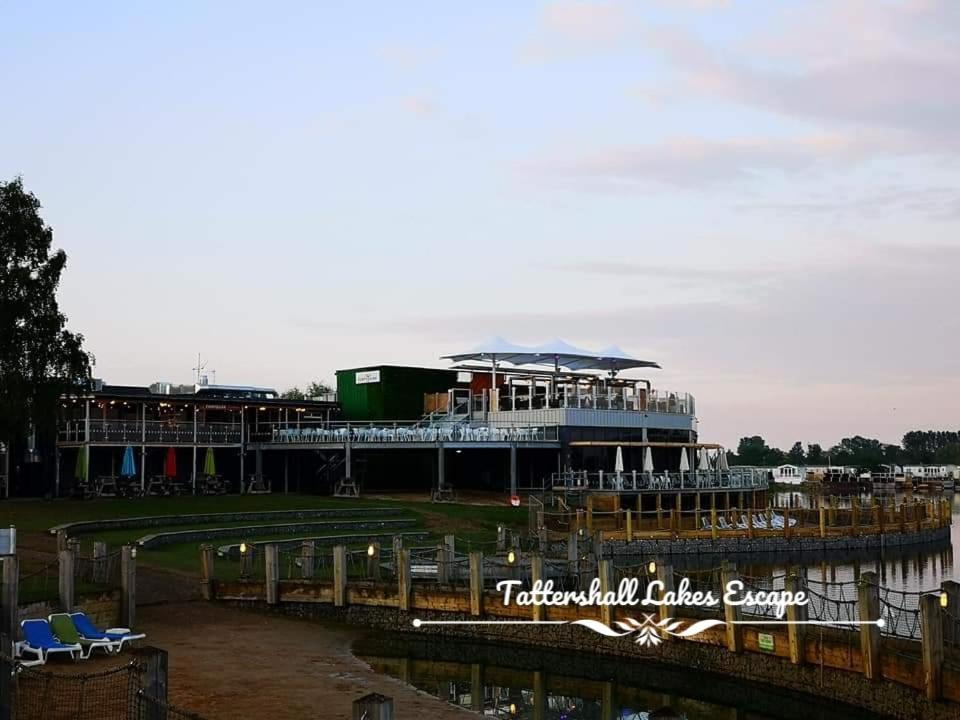 Meridian Tattershall Lakes Escape - Lakeside Lodge Caravan With A Fishing Peg Luxury Hot Tub Eksteriør billede