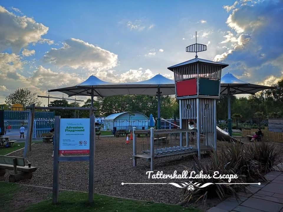Meridian Tattershall Lakes Escape - Lakeside Lodge Caravan With A Fishing Peg Luxury Hot Tub Eksteriør billede