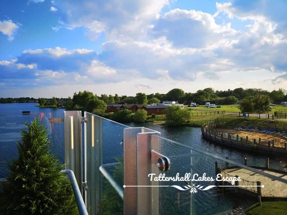Meridian Tattershall Lakes Escape - Lakeside Lodge Caravan With A Fishing Peg Luxury Hot Tub Eksteriør billede
