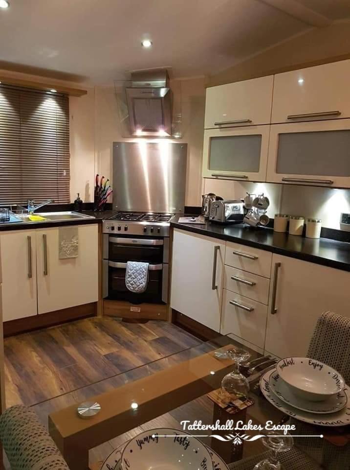 Meridian Tattershall Lakes Escape - Lakeside Lodge Caravan With A Fishing Peg Luxury Hot Tub Eksteriør billede