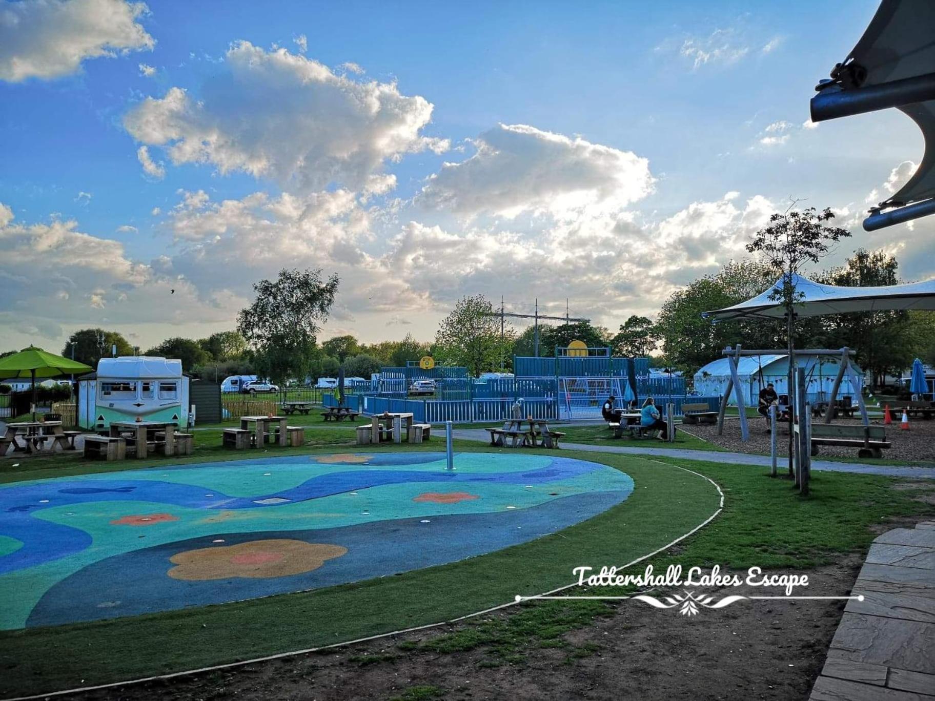 Meridian Tattershall Lakes Escape - Lakeside Lodge Caravan With A Fishing Peg Luxury Hot Tub Eksteriør billede