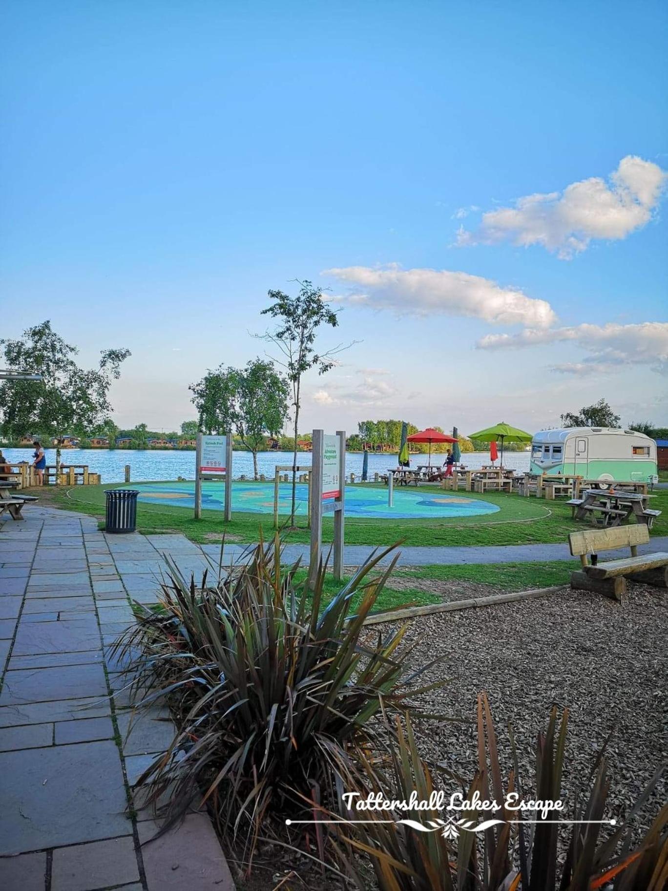 Meridian Tattershall Lakes Escape - Lakeside Lodge Caravan With A Fishing Peg Luxury Hot Tub Eksteriør billede