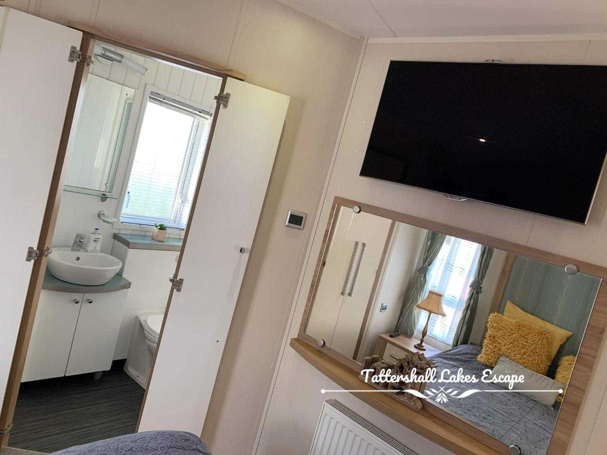 Meridian Tattershall Lakes Escape - Lakeside Lodge Caravan With A Fishing Peg Luxury Hot Tub Eksteriør billede