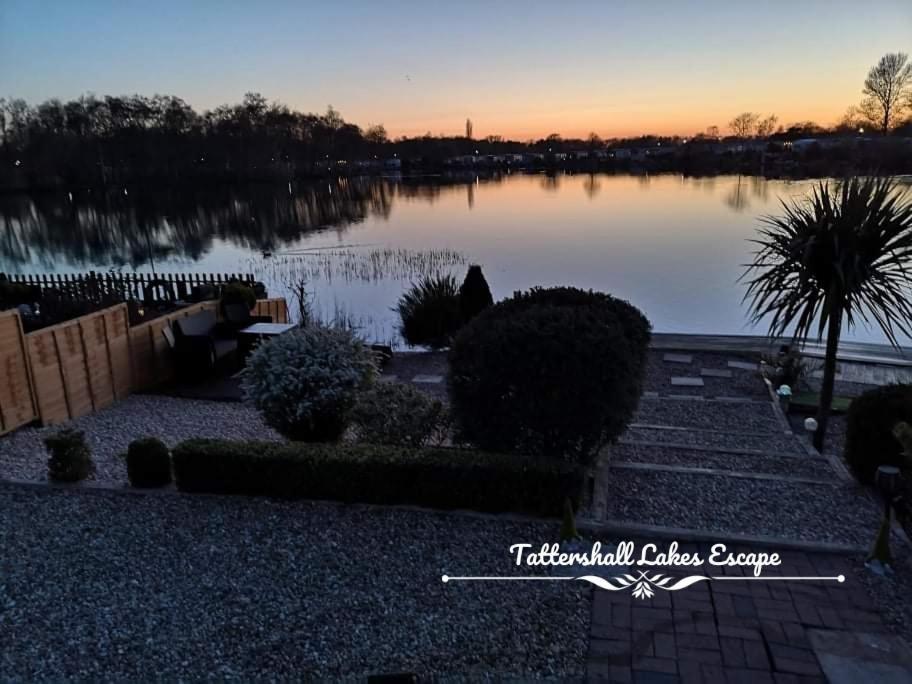 Meridian Tattershall Lakes Escape - Lakeside Lodge Caravan With A Fishing Peg Luxury Hot Tub Eksteriør billede
