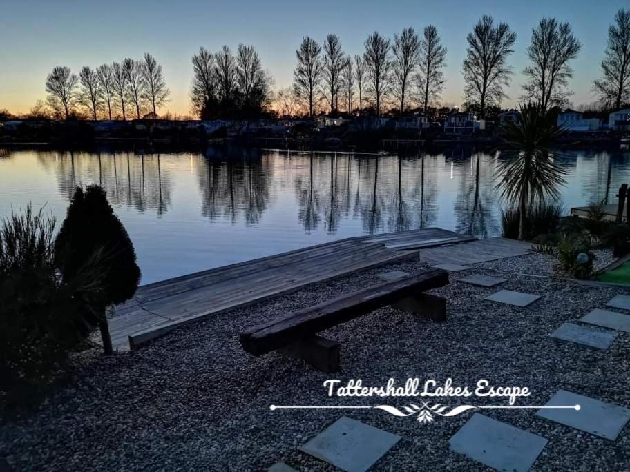 Meridian Tattershall Lakes Escape - Lakeside Lodge Caravan With A Fishing Peg Luxury Hot Tub Eksteriør billede