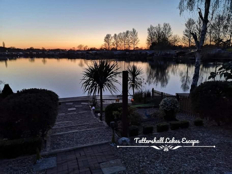Meridian Tattershall Lakes Escape - Lakeside Lodge Caravan With A Fishing Peg Luxury Hot Tub Eksteriør billede