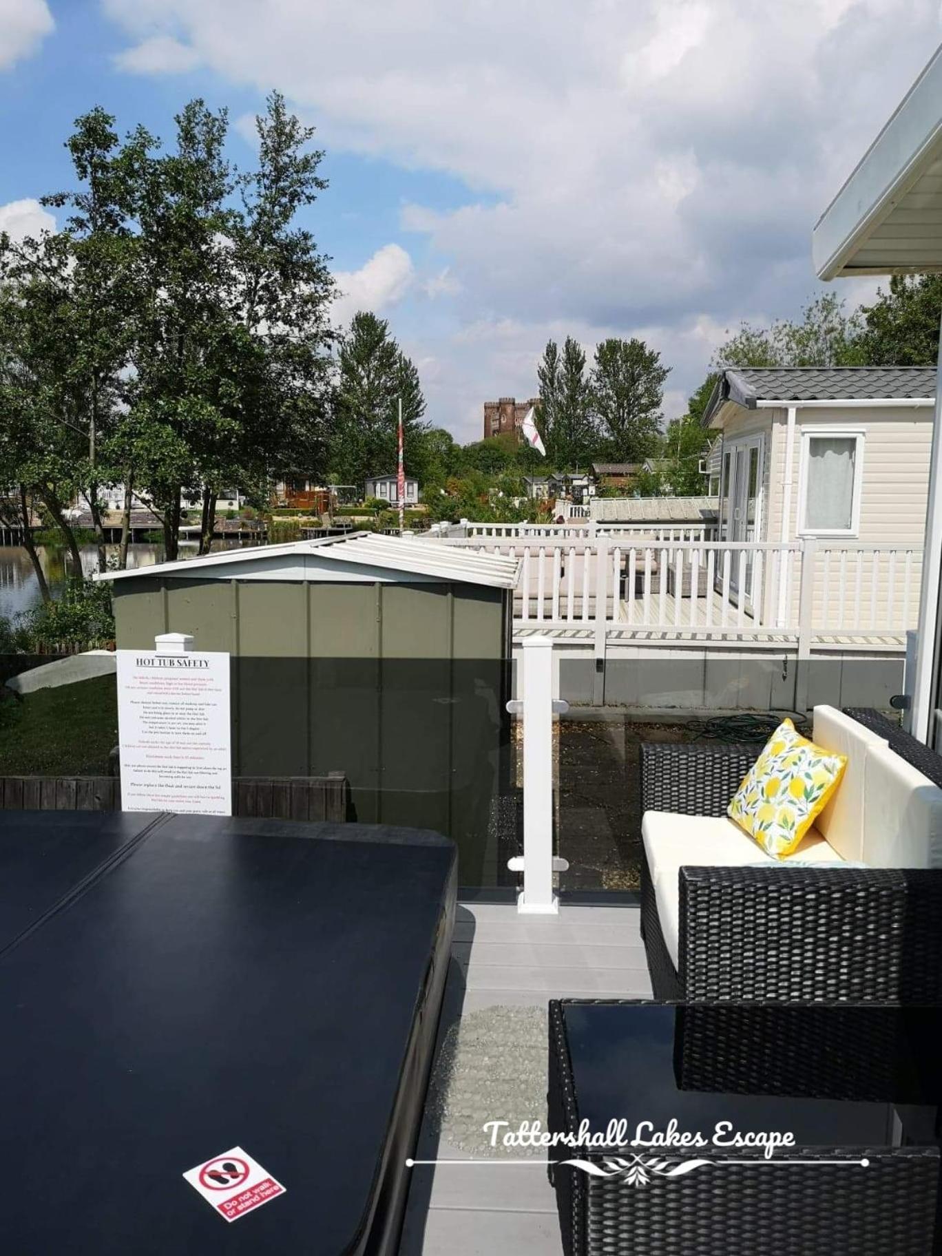 Meridian Tattershall Lakes Escape - Lakeside Lodge Caravan With A Fishing Peg Luxury Hot Tub Eksteriør billede