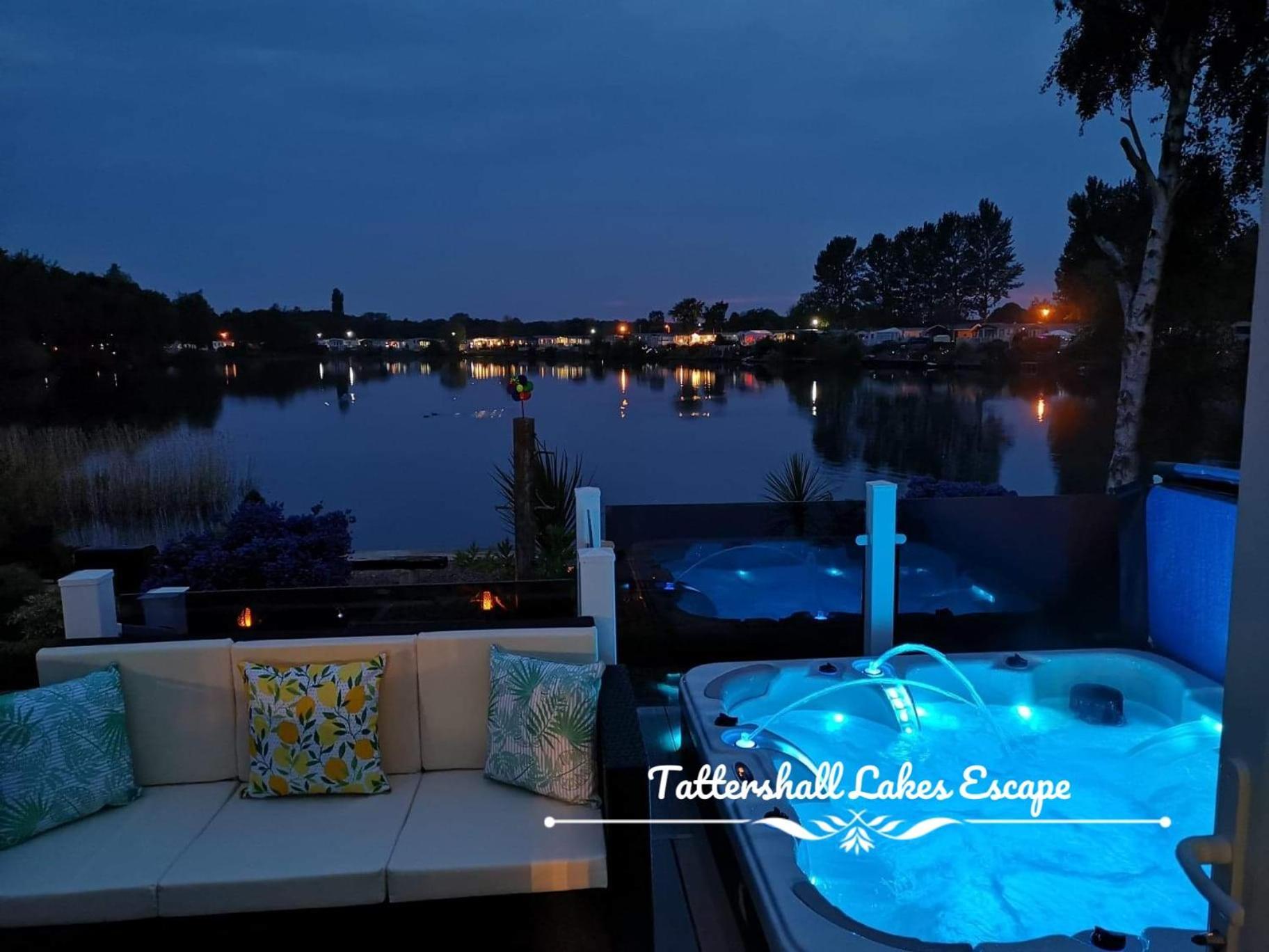 Meridian Tattershall Lakes Escape - Lakeside Lodge Caravan With A Fishing Peg Luxury Hot Tub Eksteriør billede