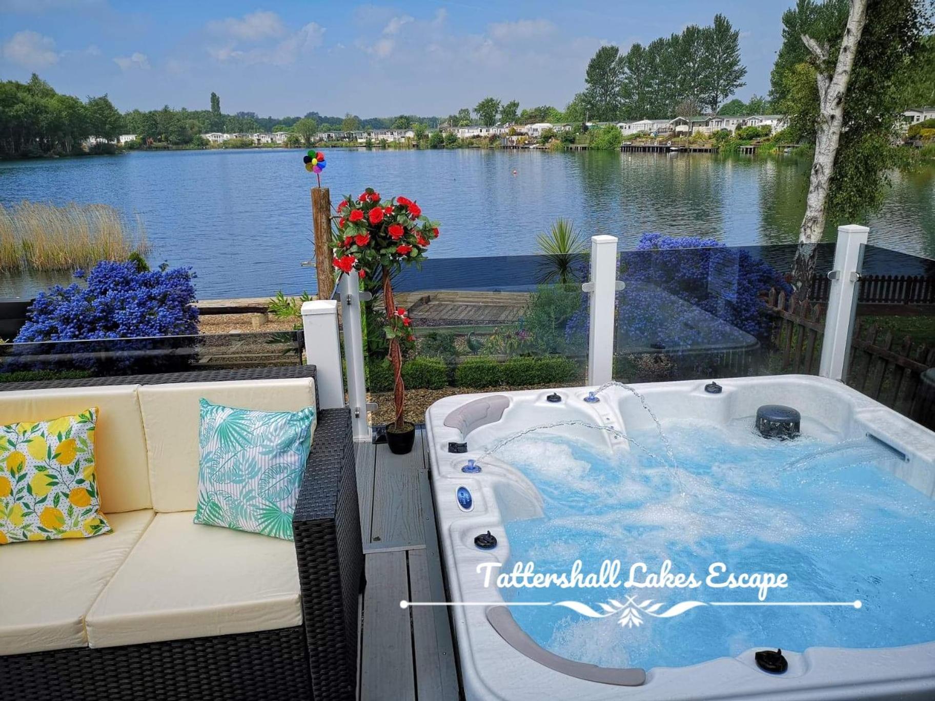 Meridian Tattershall Lakes Escape - Lakeside Lodge Caravan With A Fishing Peg Luxury Hot Tub Eksteriør billede